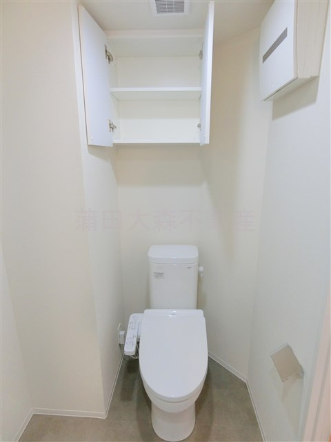 クオリタス蒲田のトイレ|上部棚収納に温水洗浄便座付トイレ　