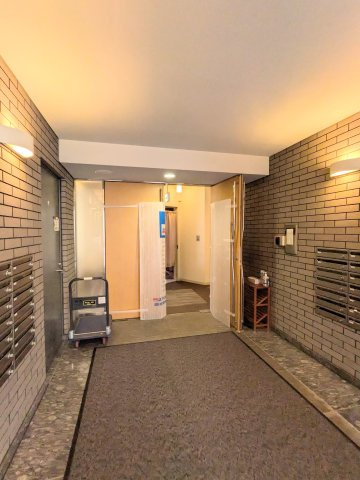 スタジオ明泉のエントランス|建物の内部です