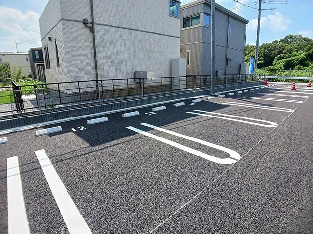 ニューローズつくばＡ棟の駐車場|車をお持ちの方に嬉しい駐車場付きの物件です