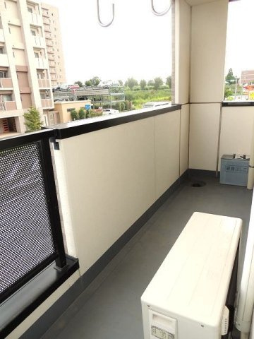 インプレイス　Ⅰのバルコニー|バルコニーからの眺めを楽しみながら食事をしませんか
