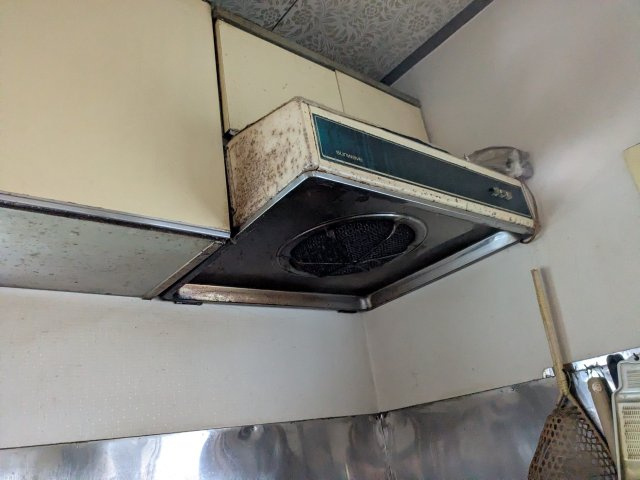中古戸建　箕郷町生原のキッチン|吊戸棚と一体になったレンジフード。調理エリアの排気をしっかりサポートし、料理を快適に楽しめます。