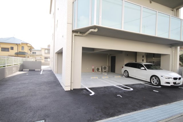 キャトルセゾン荒牧の駐車場