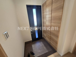 【玄関】 | 宝塚市売布１丁目中古戸建　南東角地リフォーム済 | 玄関には大きなシューズBOXが設けられております♪ご家族のたくさんの靴もスッキリ収納できます！１