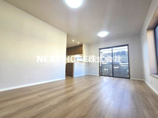 【居間・リビング】 | 宝塚市売布１丁目中古戸建　南東角地リフォーム済 | LDKは約15帖の大空間です♪室内は令和８年３月リフォーム済みです！！お待たせ無しで即ご入居していただけます！！