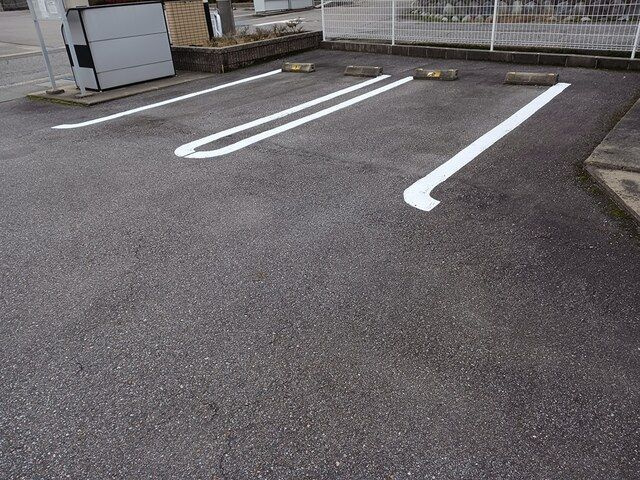 エヌヴィラージュの駐車場
