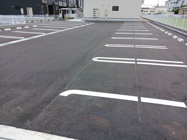 ヒカルサ高岡野村サウス１号棟の駐車場