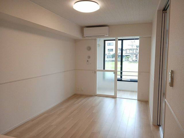 ヒカルサ高岡野村サウス１号棟の居間・リビング