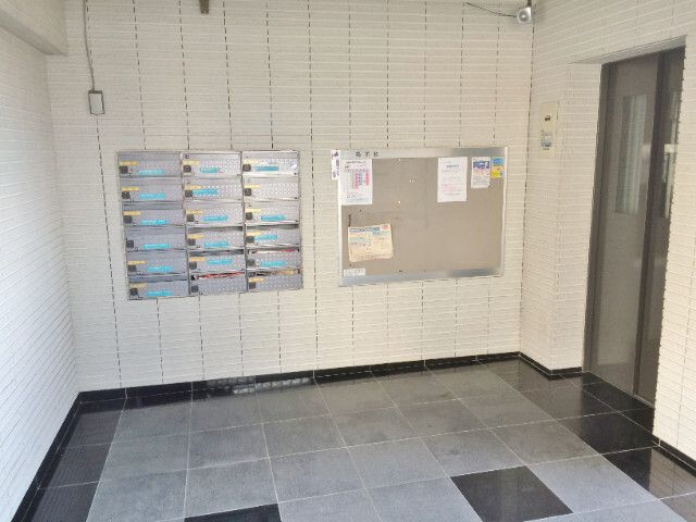 シャトル瑞穂のエントランス