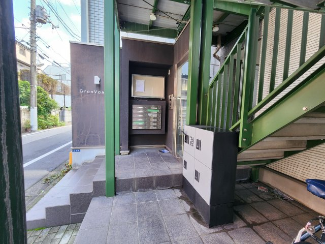 グランバニエB棟のエントランス