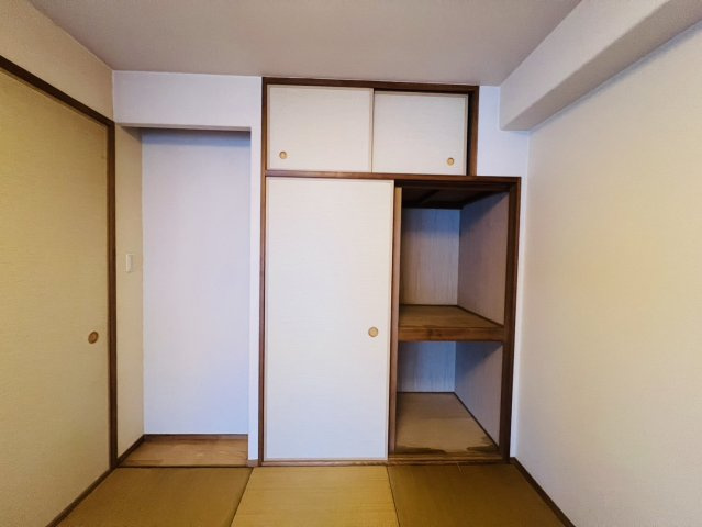 アルファステイツ垂水高丸の和室|リビングに面した和室は、お子様のお昼寝や洗濯物置きにも便利。
