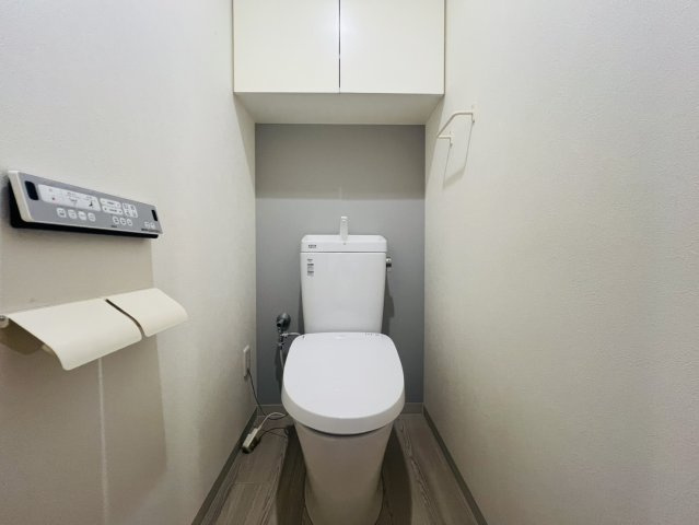 アルファステイツ垂水高丸のトイレ|タンク式トイレは貯水タンクに約1回分の水量を保管できるので、万が一の際も1回使用できます◎
断水や停電は数時間で回復することが多いため、1回分流せると考えるだけでも心理的負担は軽くなります＾＾