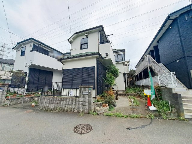 【外観】 | 新座市栄2丁目　中古一戸建住宅　(保谷店) | 全居室5.9帖以上の広々ゆとりある設計の住まい。1台分のカースペースを備えています。