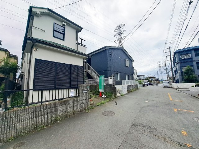 【前面道路含む現地写真】 | 新座市栄2丁目　中古一戸建住宅　(保谷店) | 小学校まで徒歩4分、中学校まで徒歩9分。登下校がしやすくお子様のいるご家庭も安心。