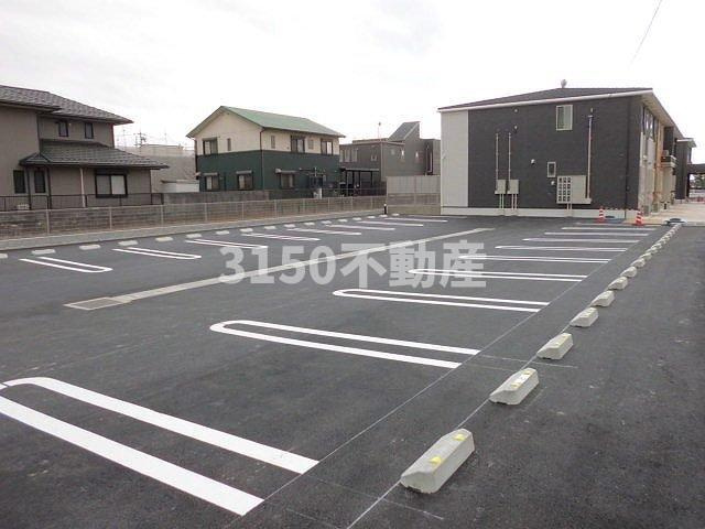 ラヴェニールⅠの駐車場|車をお持ちの方に嬉しい駐車場付きの物件です
