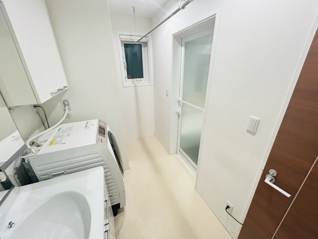 長田区西山町４丁目　中古戸建の洗面所|お子様と一緒に着替えもしやすい、ゆったりとした広さの洗面室。