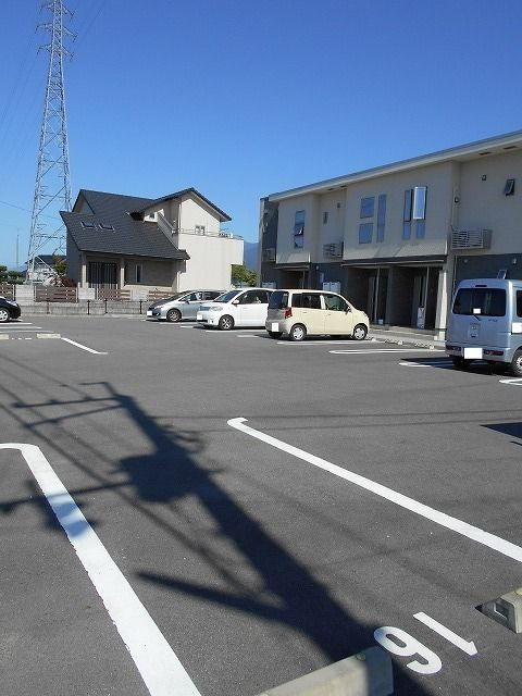 ティア　コートの駐車場