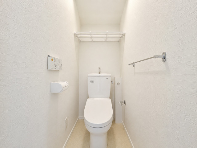 横尾団地71号棟のトイレ|タンク式トイレは貯水タンクに約1回分の水量を保管できるので、万が一の際も1回使用できます◎
※動産撤去しております。
