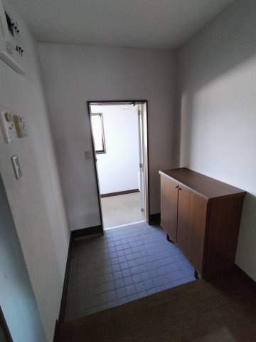 リバティヒルズA棟の玄関