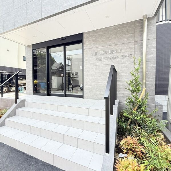 THE RESIDENCE SAKURAYAMA WESTのエントランス