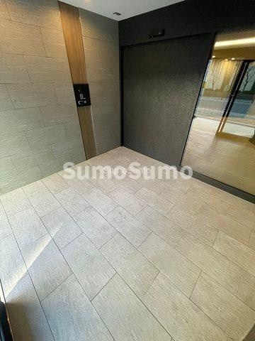 シーズンフラッツ新町のエントランス