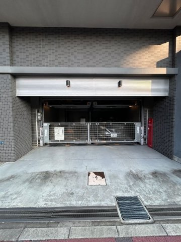 ロイスグラン神戸下沢通の駐車場
