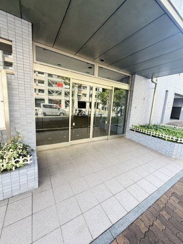 ハートフル湊川1号棟のエントランス