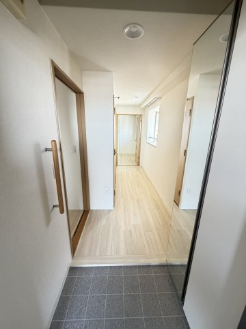 ハートフル湊川1号棟の玄関