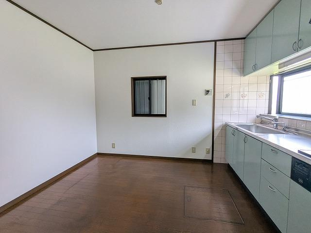 出屋敷元町1丁目　中古一戸建てのキッチン|LDK12.0帖
■物件内覧・資金計画相談・住宅ローン相談、リフォーム相談、お問合せ受付中■
※当日・翌日のご内覧、ご相談はお電話でのお問合せがスムーズです！