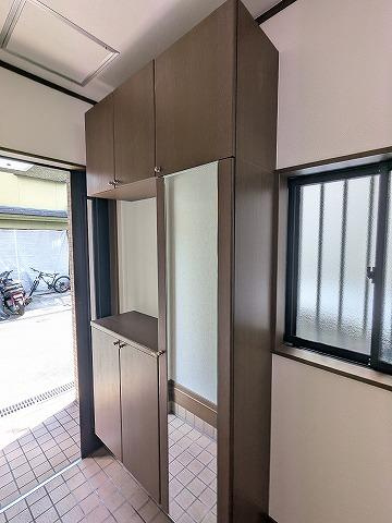 出屋敷元町1丁目　中古一戸建ての玄関|シューズボックス
■物件内覧・資金計画相談・住宅ローン相談、リフォーム相談、お問合せ受付中■
※当日・翌日のご内覧、ご相談はお電話でのお問合せがスムーズです！