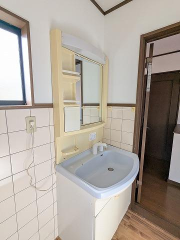 出屋敷元町1丁目　中古一戸建ての独立洗面台|シャワー付き洗面化粧台
■物件内覧・資金計画相談・住宅ローン相談、リフォーム相談、お問合せ受付中■
※当日・翌日のご内覧、ご相談はお電話でのお問合せがスムーズです！
