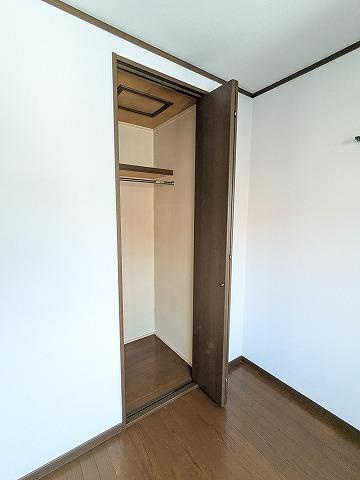 出屋敷元町1丁目　中古一戸建ての収納|洋室のクローゼット
■物件内覧・資金計画相談・住宅ローン相談、リフォーム相談、お問合せ受付中■
※当日・翌日のご内覧、ご相談はお電話でのお問合せがスムーズです！
