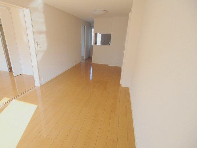 広島市安佐南区西原２丁目のアパートの居間・リビング