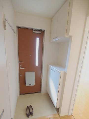 広島市安佐南区西原２丁目のアパートの玄関