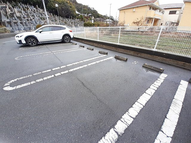 フェアリー鷹取の駐車場