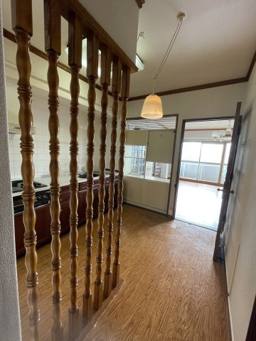 牛田コータースのその他|圧迫感を抑えながら空間を緩やかに仕切る格子壁で明るさと通気性も確保しています