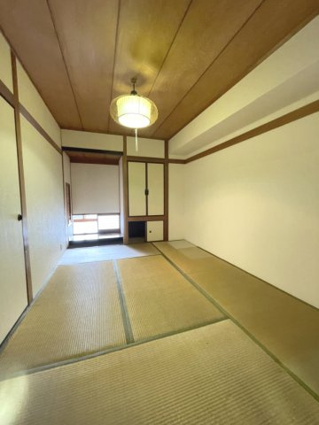 牛田コータースの和室|床窓があり通風が可能。中の部屋ですがリビングの光を間接照明のようにとりこむことができます