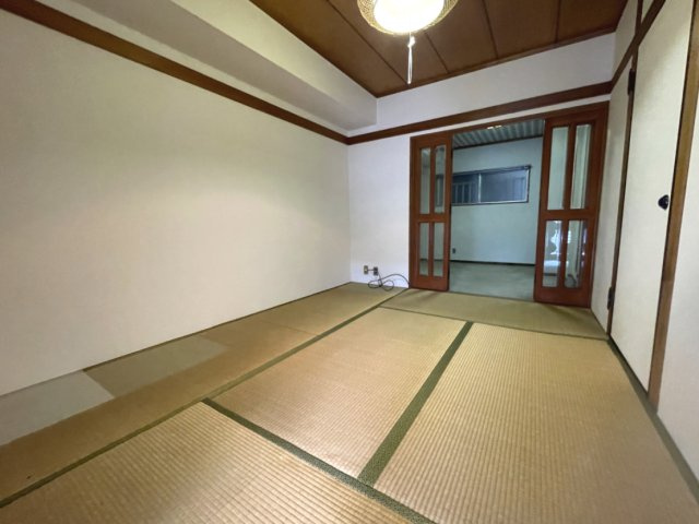 牛田コータースの和室|和室と洋室の間は、抜けのある戸のため、実際の広さ以上に部屋が広く感じられます