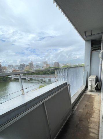 牛田コータースのバルコニー|緑の景色や京橋川を望む潤いのある住環境。南西向きで陽当たりと、前面棟がないため風通しも良好です
