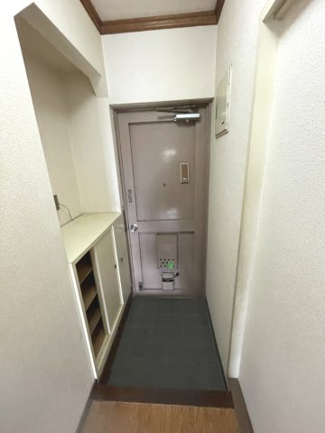 牛田コータースの玄関|下足入れは小物で装飾したり、外出時の必需品などを置けるカウンタータイプです