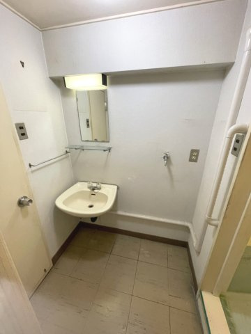 牛田コータースの洗面所|コンパクトな洗面台が備わっています。洗濯機も室内に設置可能です