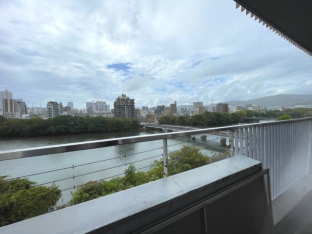 牛田コータースの展望|神社仏閣や史跡を結んだ二葉の里歴史の散歩道、京橋川沿いの立地。開放的なリバービューです