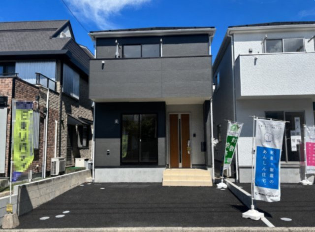 向洋新町2丁目の駐車場|前面道路は広く車の出し入れもスムーズ。落ち着いた住環境で安心して暮らせます。