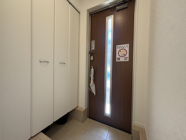 向洋新町2丁目の玄関|収納完備でいつもすっきり保てる玄関。採光もあり明るく爽やかに来客を迎えられます。