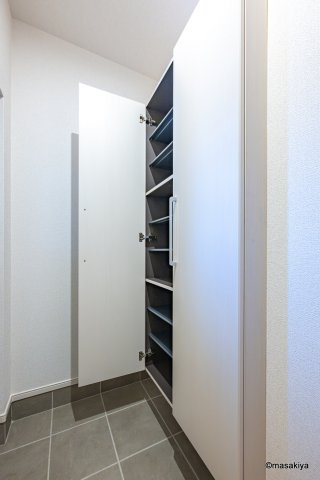 ファビオネスト駒沢の玄関