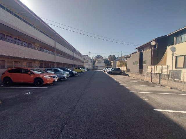 レ・ペルルの駐車場