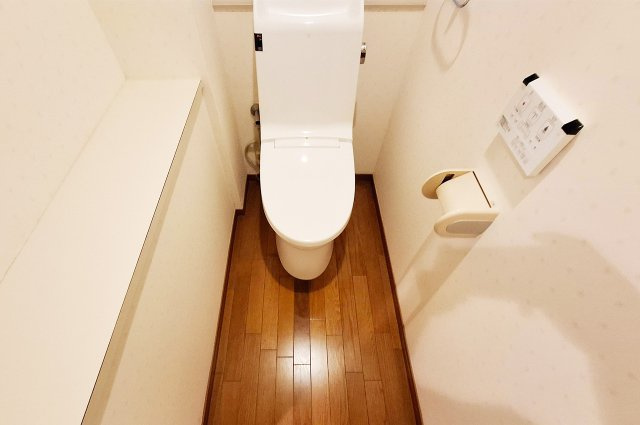 セントポリア金剛東G棟のトイレ|トイレ：トイレットペーパーなどを置きやすい棚付き。