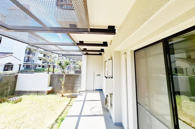 セントポリア金剛東G棟の庭|テラス・専用庭：約9.96m2のテラスと約21.82m2の専用庭です。