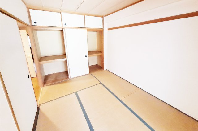 セントポリア金剛東G棟の和室|和室：整理整頓に便利な押入付きの6帖の和室です。生活スペースを広く保てます。