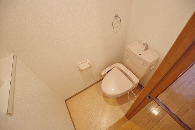 寝屋川市香里西之町の賃貸マンションのトイレ