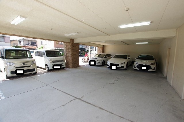 寝屋川市香里西之町の賃貸マンションの駐車場